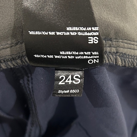 Navy Blue KÜHL Capri Pants - Picture 9 of 9